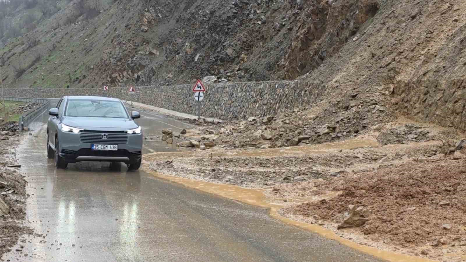Hizan-Bah&ccedil;esaray yoluna d&ouml;k&uuml;len &ccedil;amur ve kayalar temizlendi
