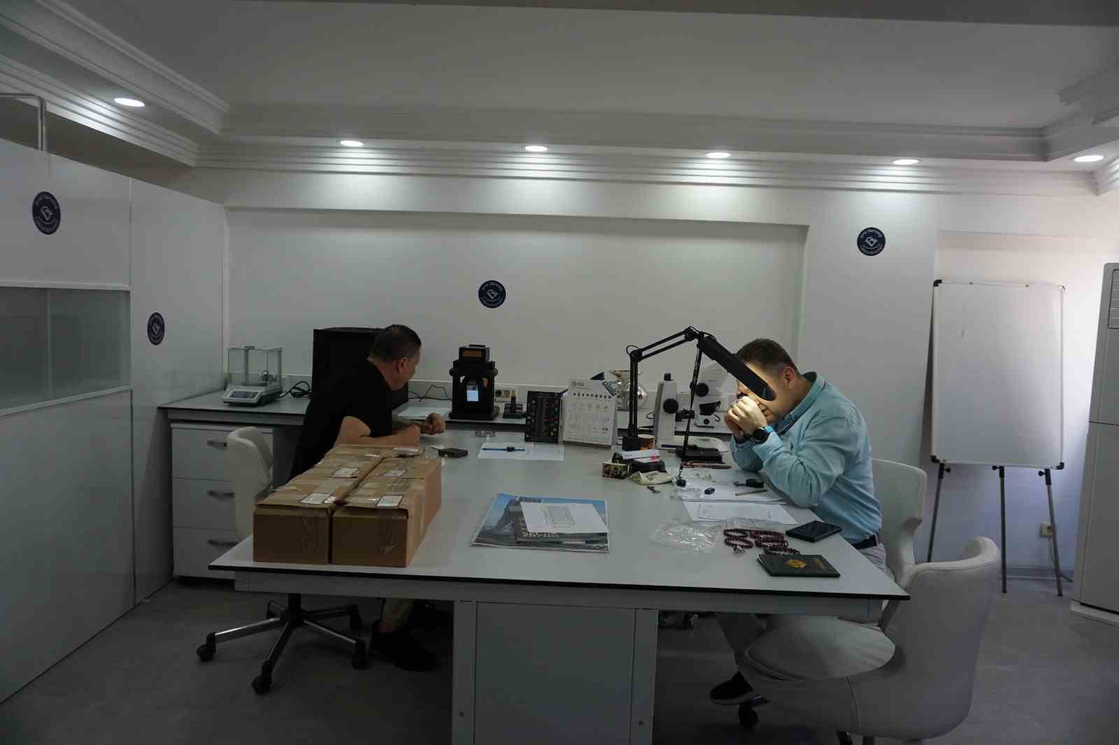 İzmir&rsquo;de kuyumculukta suistimalleri &ouml;nlemek i&ccedil;in &rsquo;Mavi Kart&rsquo; zorunluluğu getirildi
