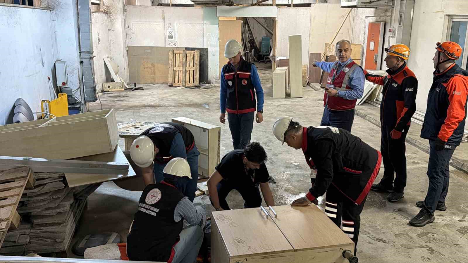 Düzce Atatürk Devlet Hastanesi’nde deprem tatbikatı gerçeği aratmadı