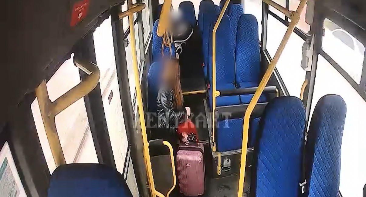 Otobüsü ambulansa çevirdi, bayılan öğrenciyi hastaneye taşıdı