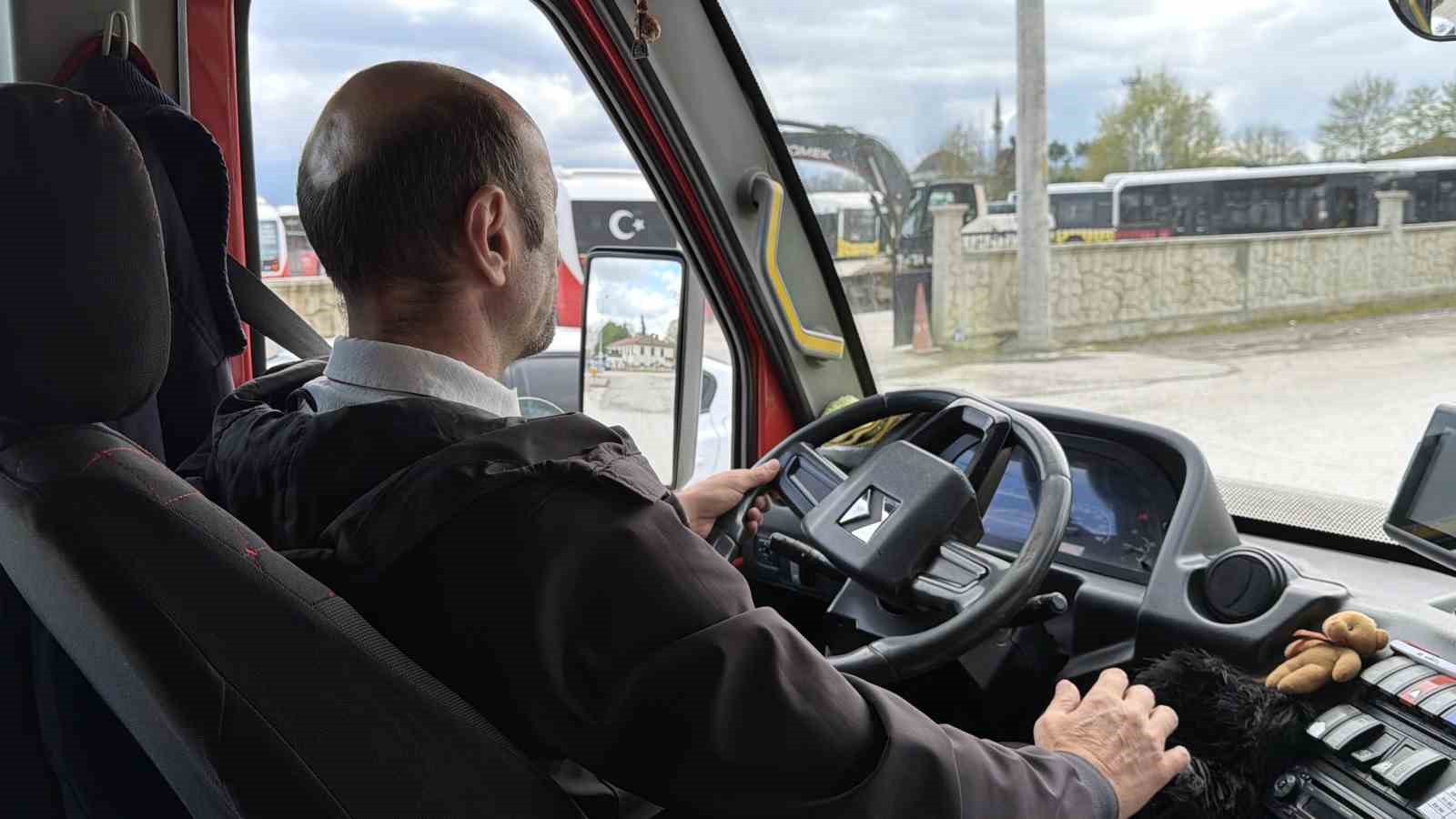 Otob&uuml;s&uuml; ambulansa &ccedil;evirdi, bayılan &ouml;ğrenciyi hastaneye taşıdı
