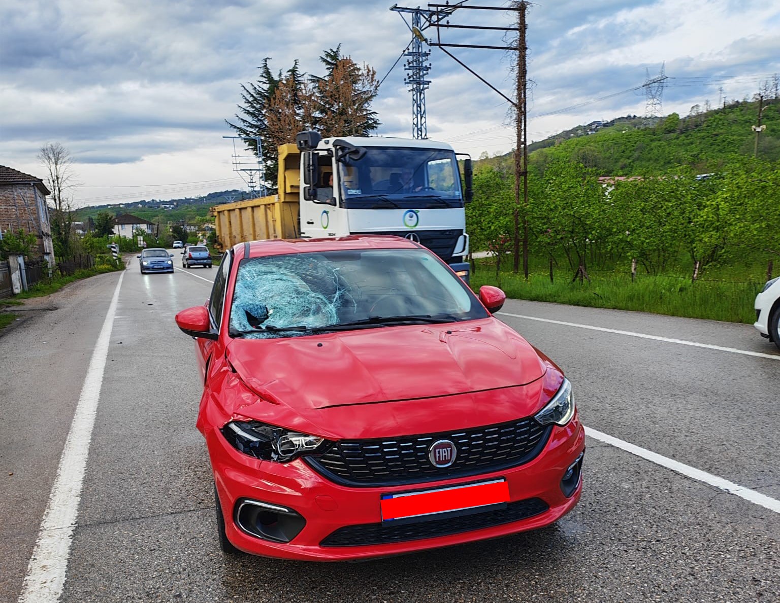 Yolun karşısına geçerken otomobilin çarptığı yaya ağır yaralandı
