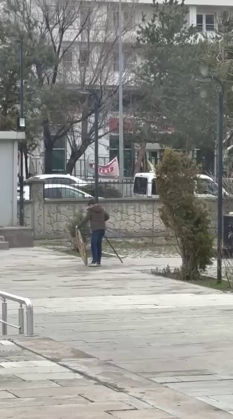 Rüzgârın devirdiği polis çelengini genç yerine koydu