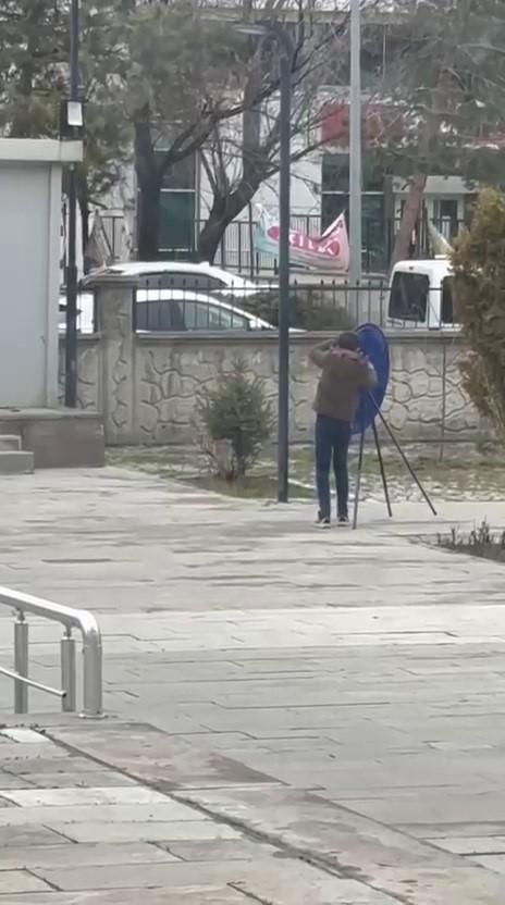 R&uuml;zg&acirc;rın devirdiği polis &ccedil;elengini gen&ccedil; yerine koydu
