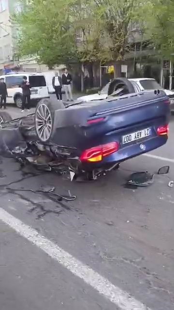 Diyarbakır’da zincirleme kaza: Bir araç takla attı, 2 kişi yaralandı