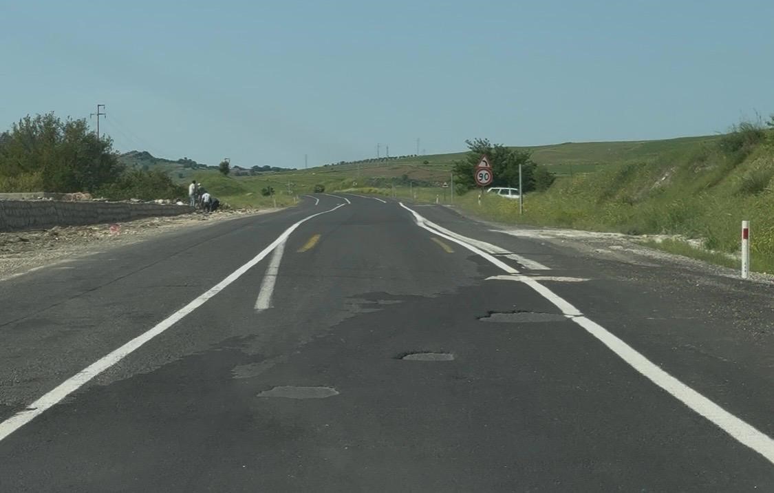 Yolda oluşan &ccedil;ukurlar kazalara davetiye &ccedil;ıkartıyor
