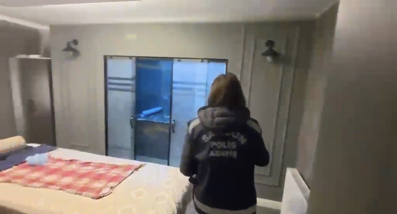 Masaj salonuna fuhuş operasyonu: 3 g&ouml;zaltı
