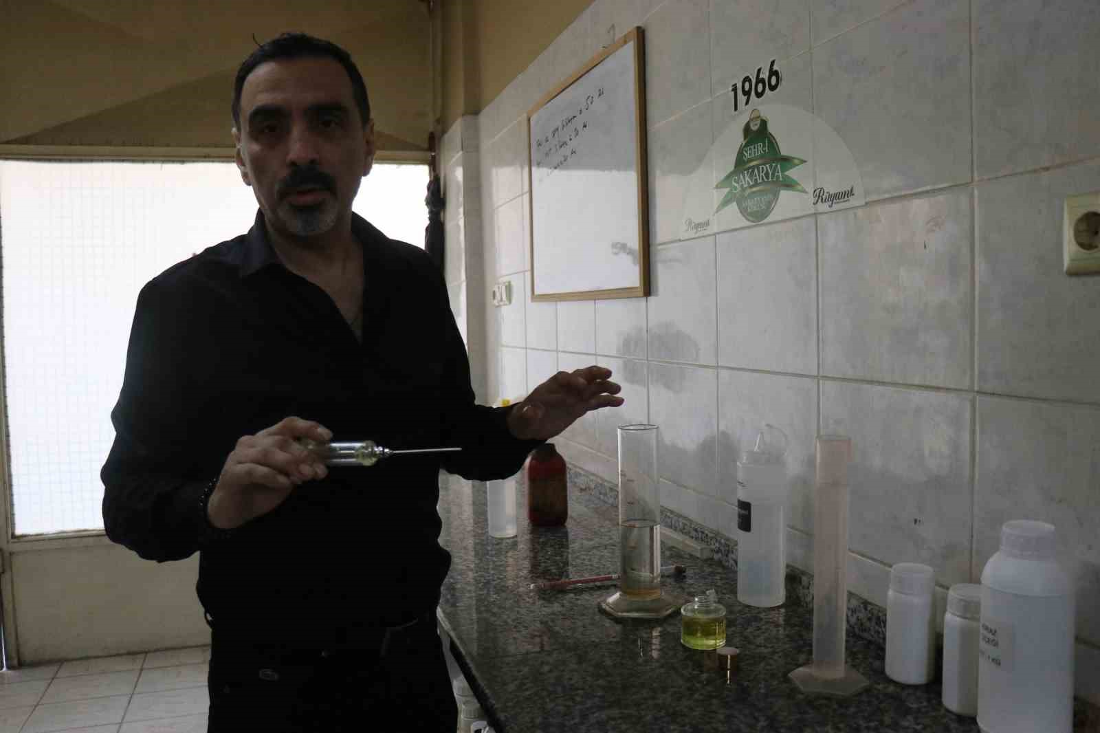 Sakarya&rsquo;nın &ccedil;i&ccedil;ekleri şişelendi, kokusu d&uuml;nyayı sardı
