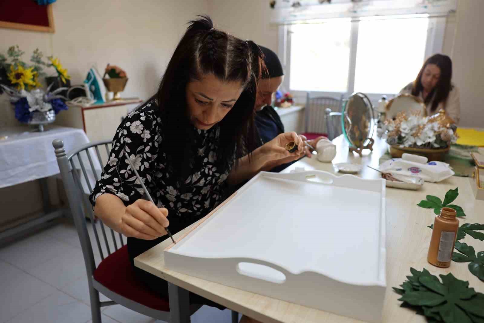 Sessizliğini sanatla aştı: İşitme engelli Sinem&rsquo;in başarı hikayesi
