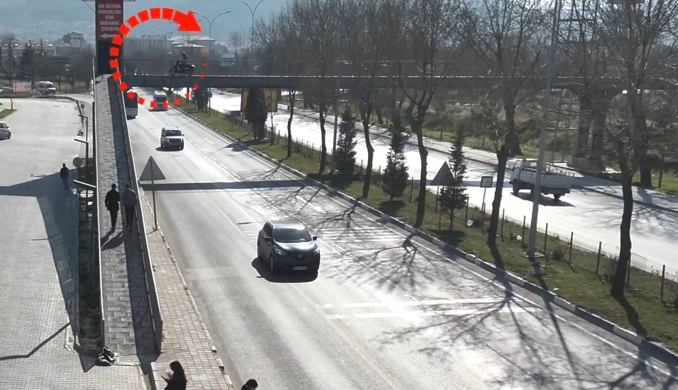 Kütahya İl Emniyet Müdürlüğü’nden motosiklet sürücülerine yaya üst geçidi uyarısı