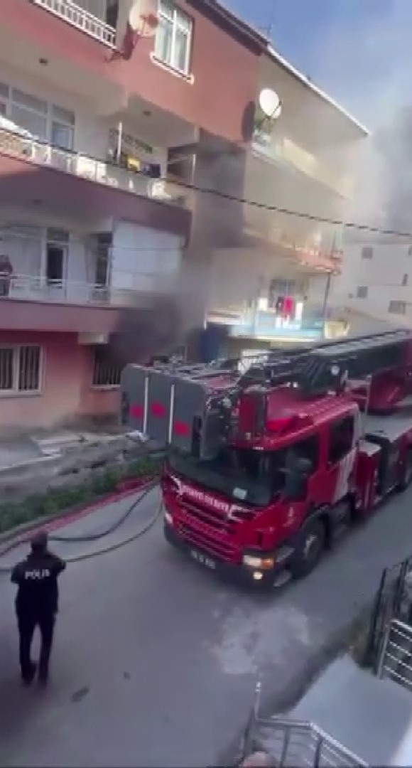 Tuzla&rsquo;da giriş katında yangın paniği: Ev kullanılamaz hale geldi
