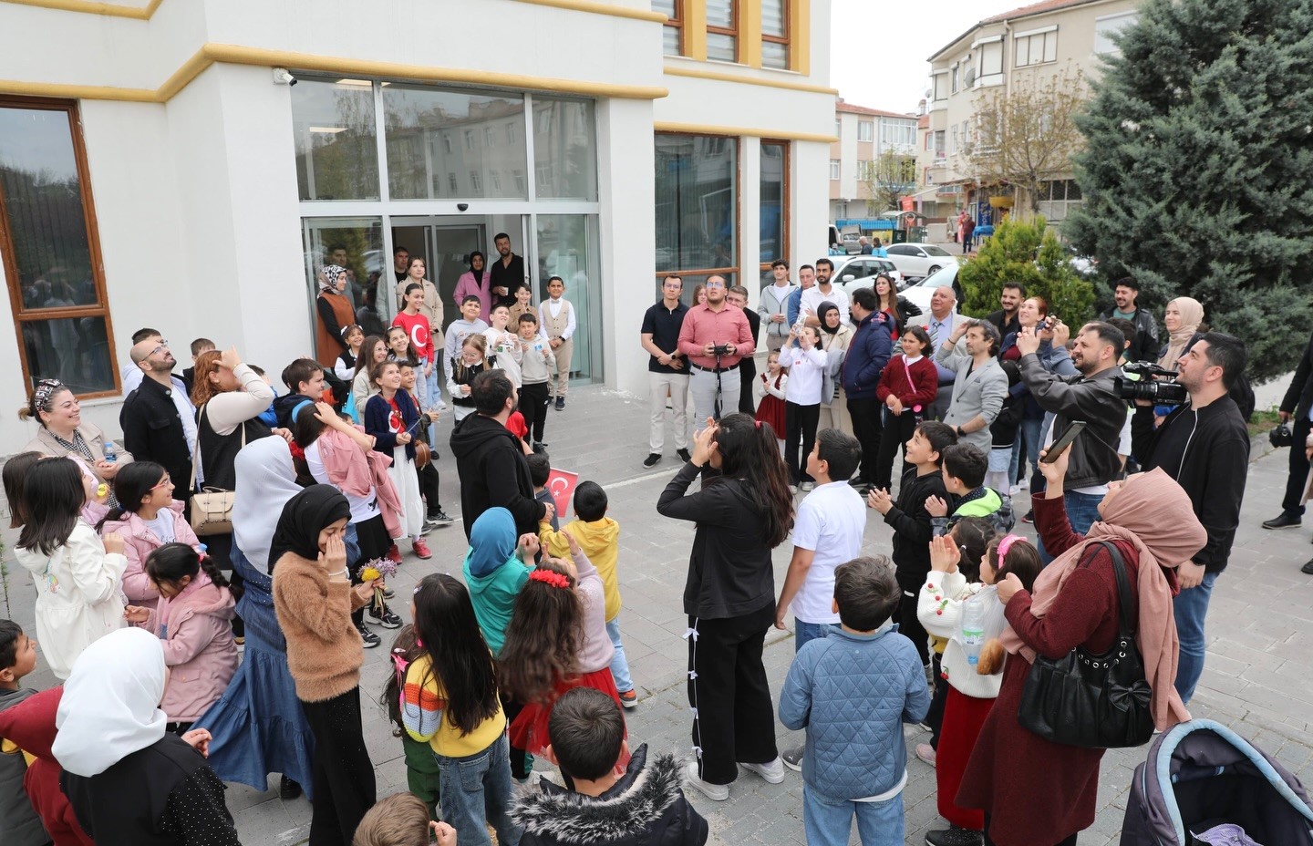 Başkan &Ccedil;olakbayrakdar: "Gen&ccedil;lerimizin &uuml;rettiği her proje T&uuml;rkiye&rsquo;nin g&uuml;c&uuml;ne g&uuml;&ccedil; katacak"
