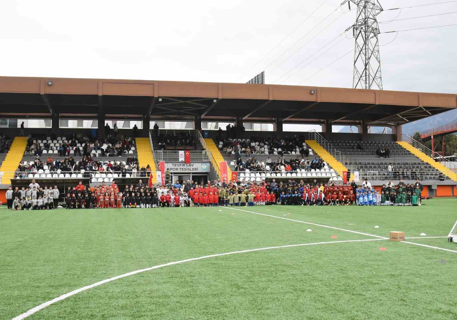 Yunusemre&rsquo;de 23 Nisan coşkusu yeşil sahada yaşandı
