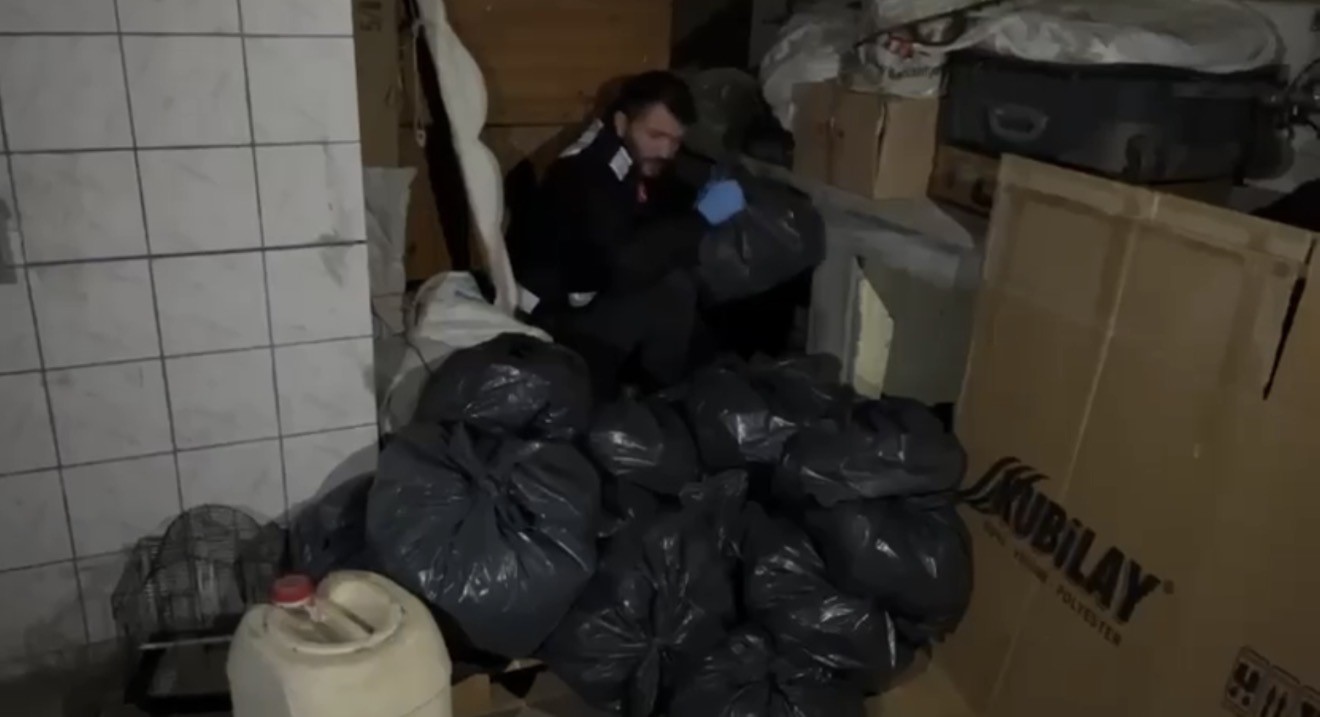 Depoya saklanmış 44 bin 800 adet uyuşturucu hap ele ge&ccedil;irildi
