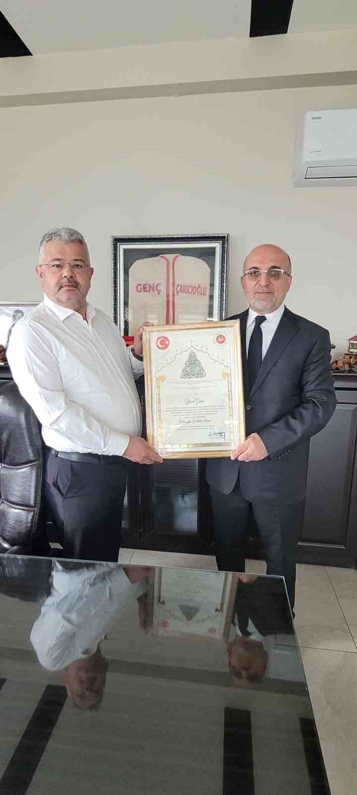 Cami yaptıran hayırsever iş insanlarına takdir belgesi takdim edildi
