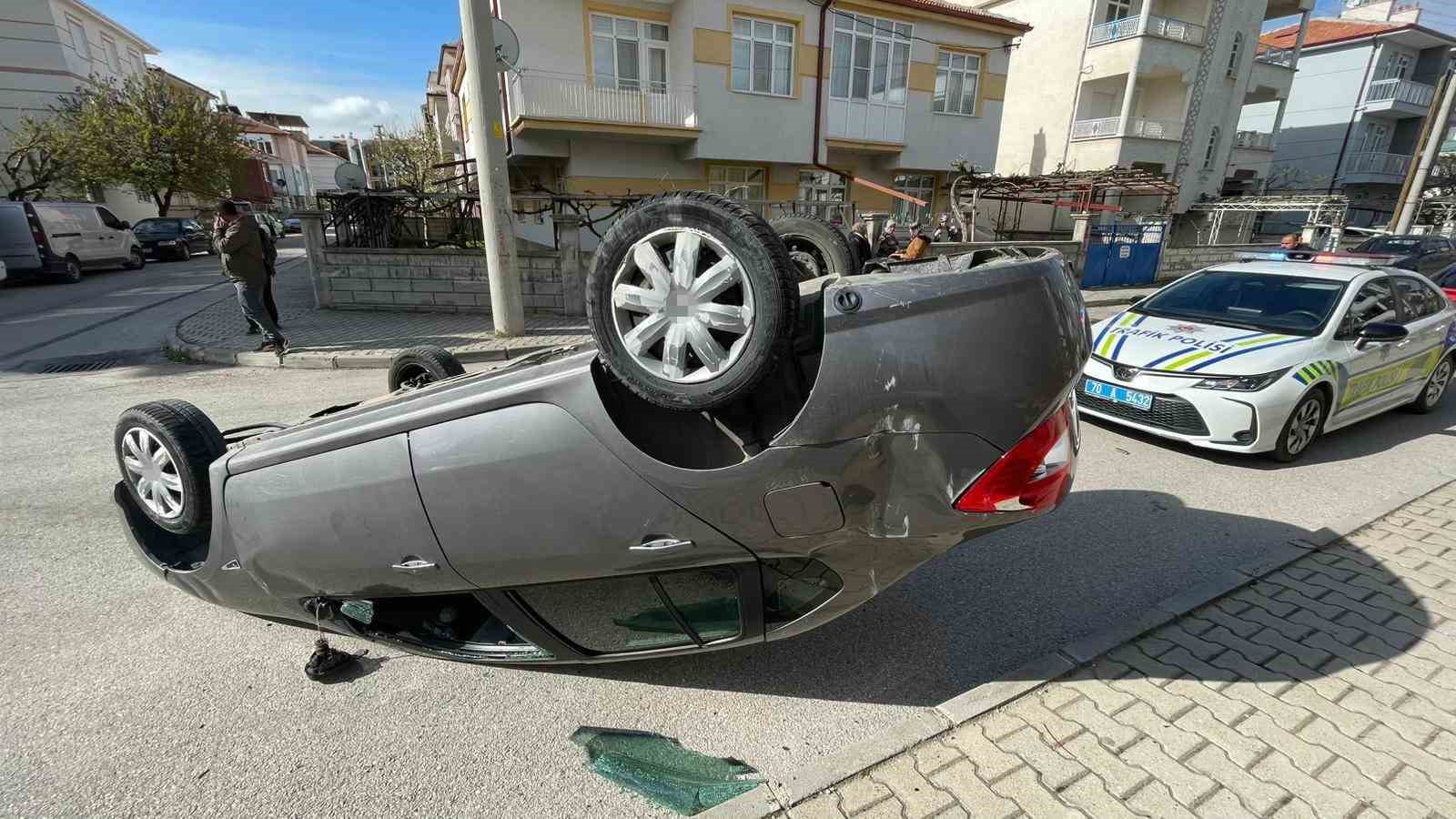 Karaman&rsquo;da &ccedil;arpışan otomobillerden biri takla atarak ters d&ouml;nd&uuml;: 1 yaralı
