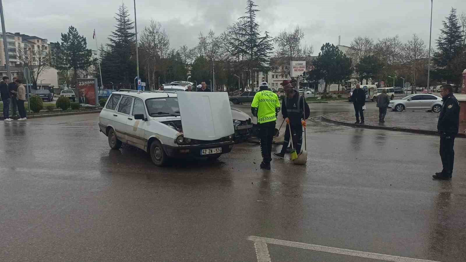 Seydişehir&rsquo;de iki otomobil kavşakta &ccedil;arpıştı: 1 yaralı
