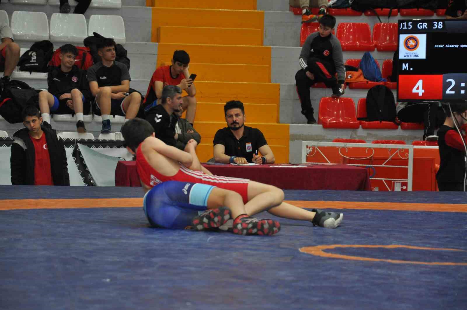 Kars&rsquo;ta U15 T&uuml;rkiye G&uuml;reş Şampiyonası başladı: Milli takım yolunda kıran kırana m&uuml;cadele
