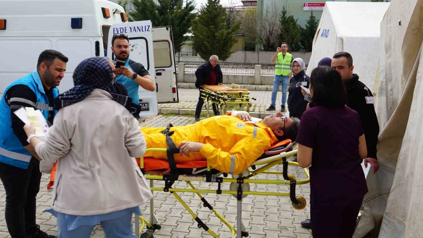 Tatbikat i&ccedil;in canlı canlı tabuta girdi
