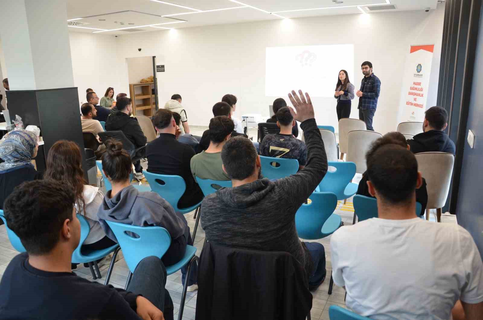 K&uuml;t&uuml;phanelerde bağımlılıkla m&uuml;cadeleye y&ouml;nelik farkındalık eğitimi
