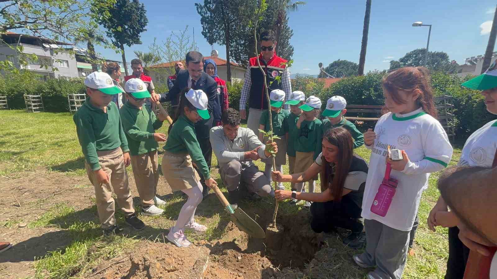 Bozdoğan H&uuml;k&uuml;met Konağı Bah&ccedil;esinde &ccedil;ocuklarla fidan dikimi yapıldı
