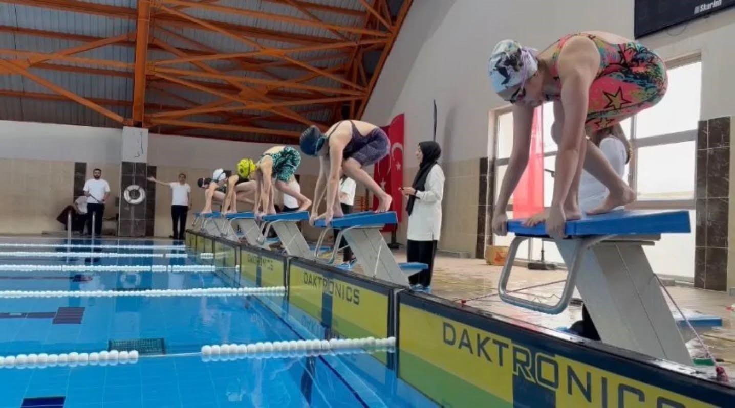 Kars&rsquo;ta y&uuml;zme ş&ouml;leni: Minik sporcular yarı final biletini aldı
