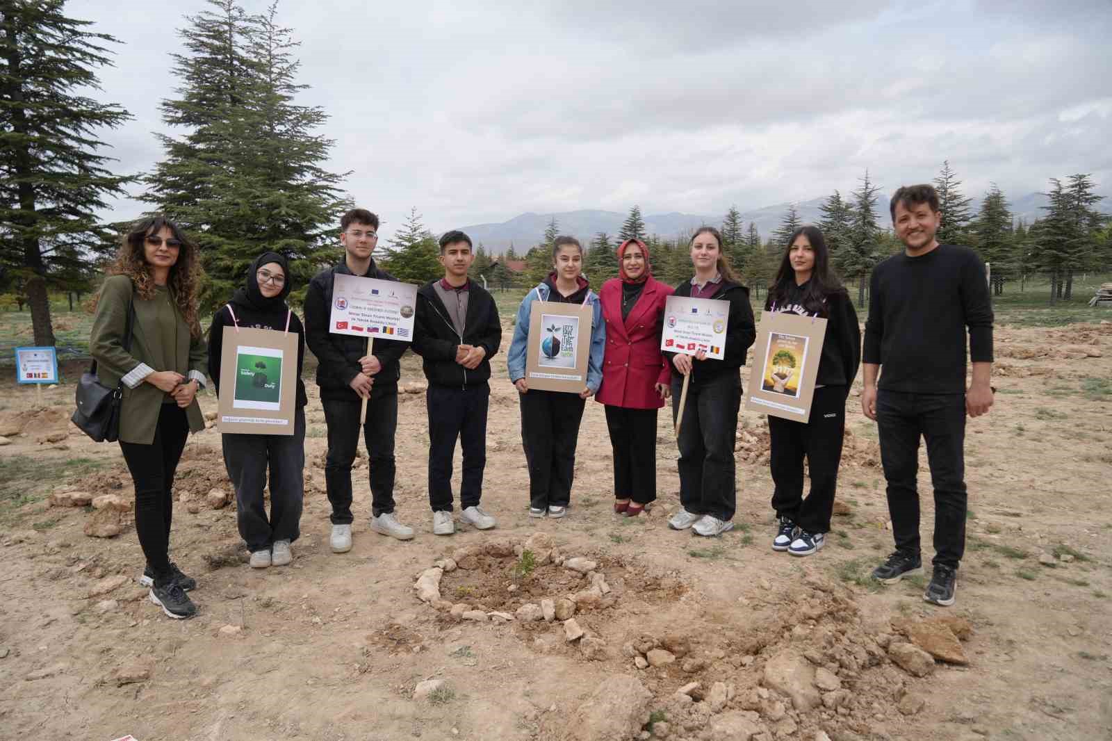 15 okuldan 230 &ouml;ğrenci 115 fidanı toprakla buluşturdu
