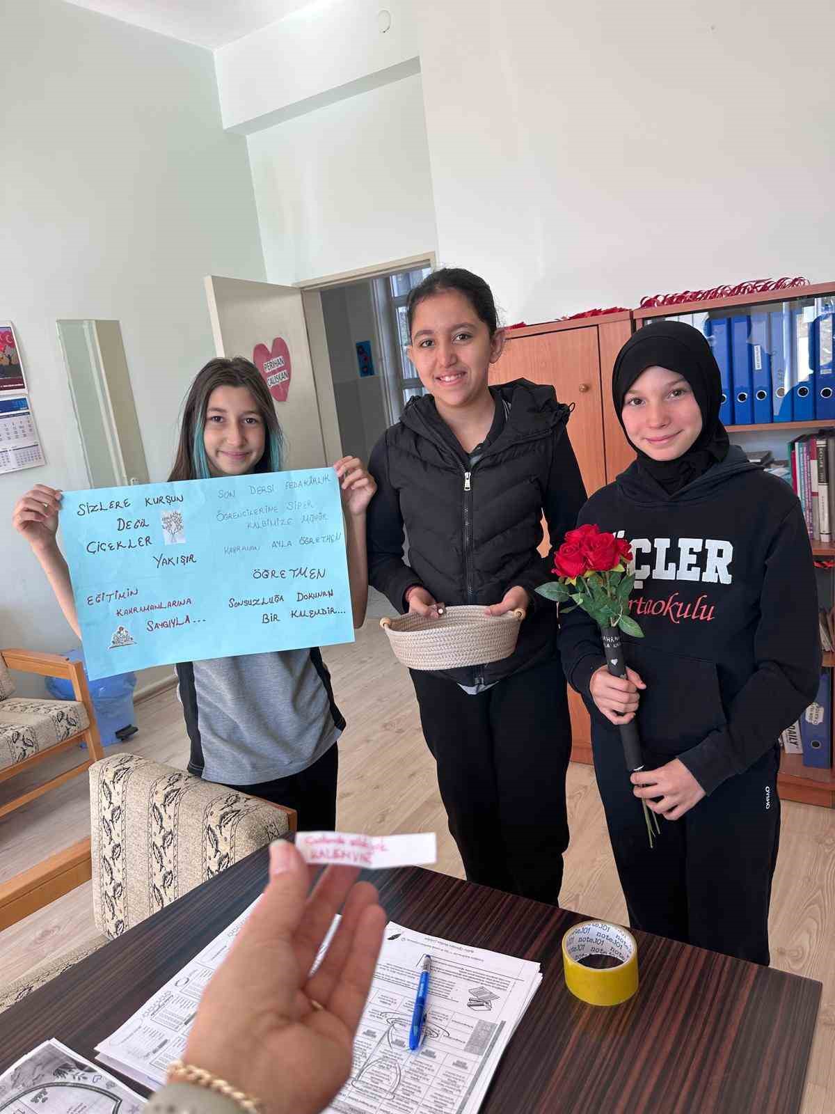 &Ouml;ğretmenler ve &ouml;ğrenciler birbirine moral oldu
