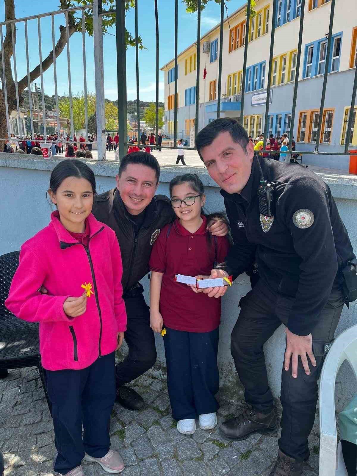 Ayvalık&rsquo;ta minik &ouml;ğrencilerden polis amcalarına i&ccedil;ten teşekk&uuml;r
