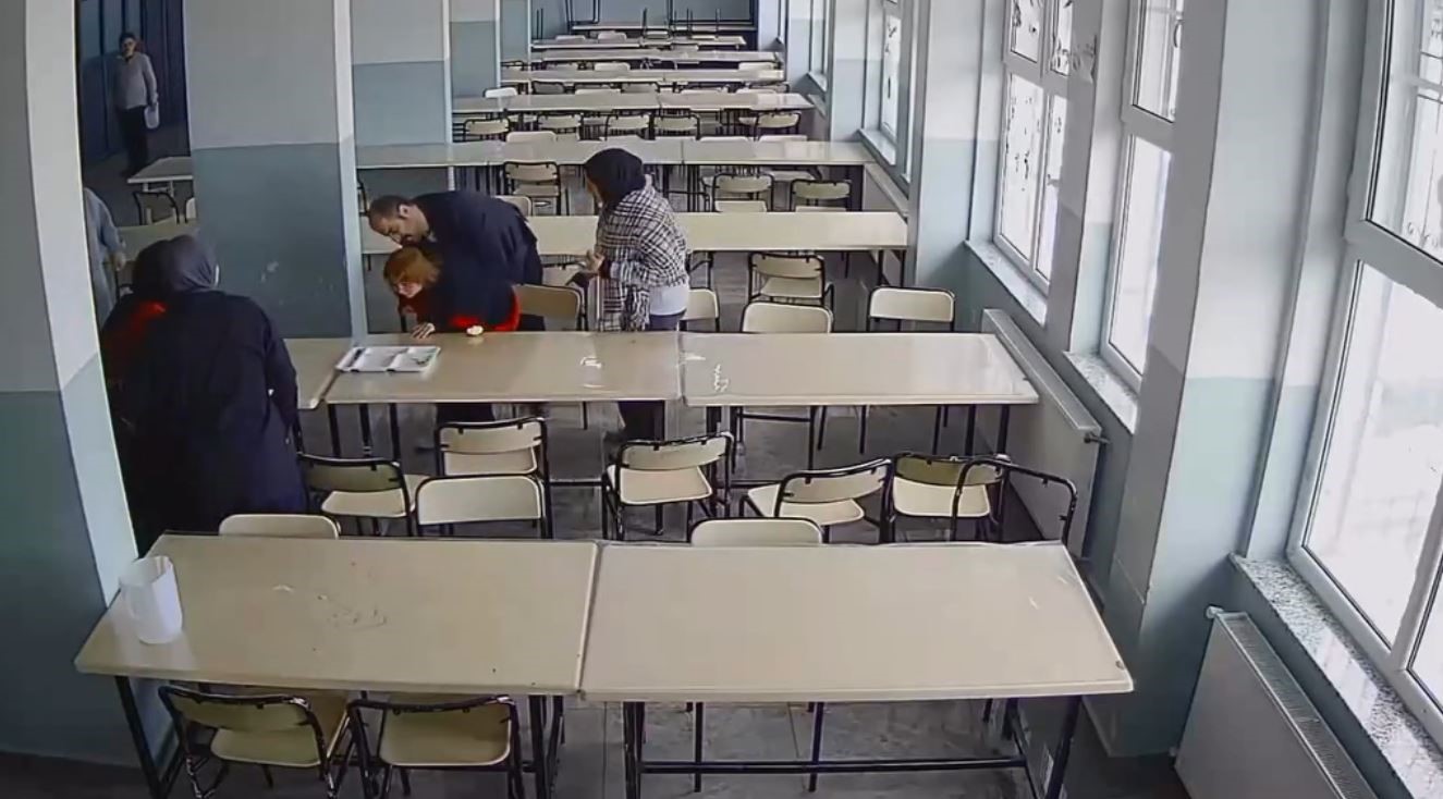 &Ouml;ğrencisini Heimlich manevrasıyla kurtardı
