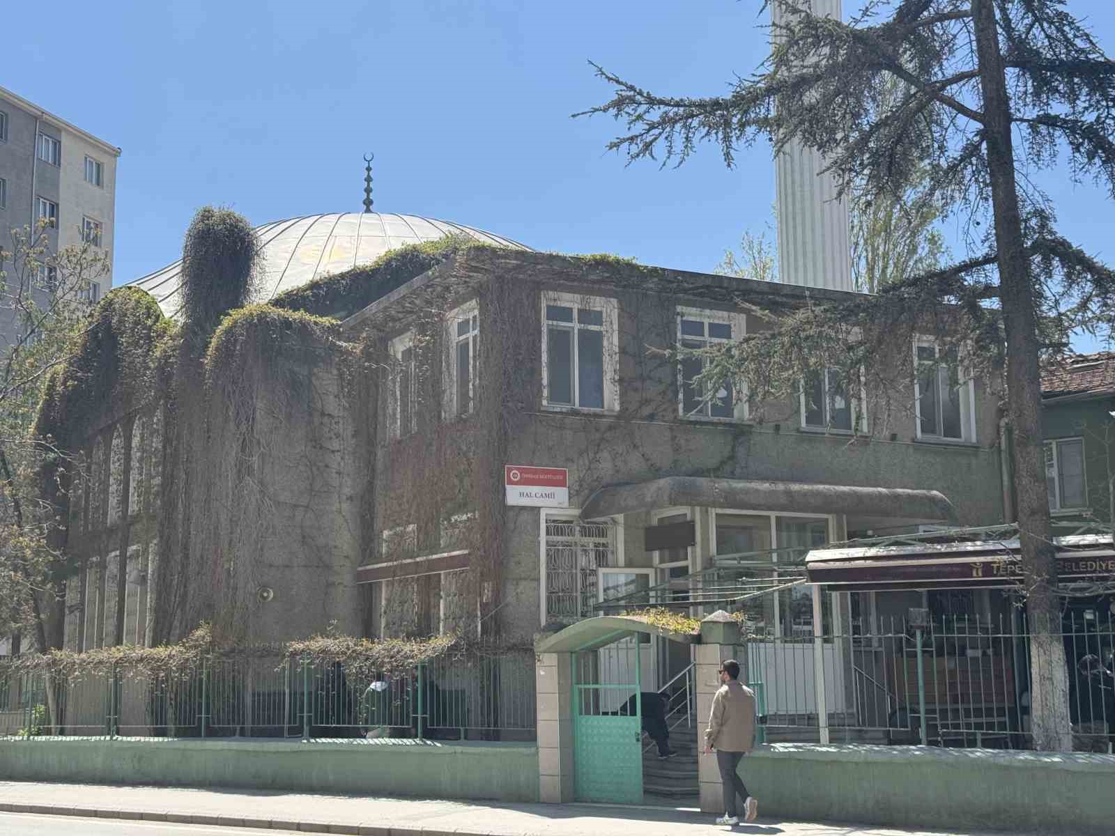 Eskişehir&rsquo;de &lsquo;Sarmaşıklı Camii&rsquo;nin dış cephesi yeşermeye başladı
