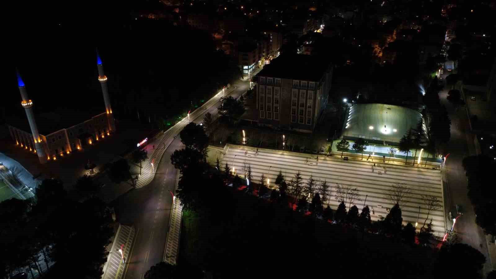 Ay-yıldızlı ışıklar Demirci&rsquo;yi aydınlattı
