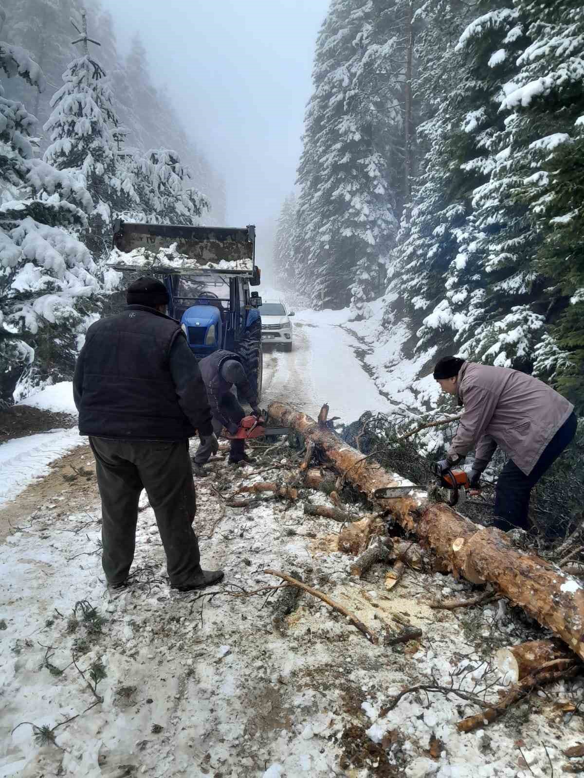 Bolu&rsquo;da karla kaplanan yayla yollarını k&ouml;yl&uuml;ler a&ccedil;tı
