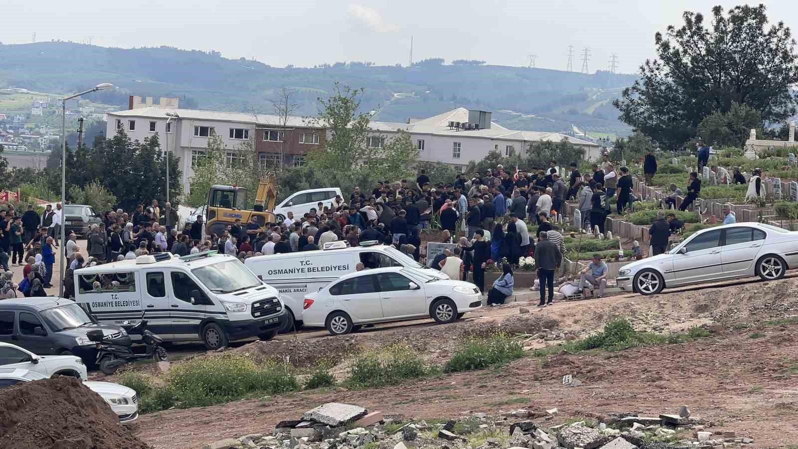 Adana&rsquo;da boğulan &uuml;niversiteli gen&ccedil;, Osmaniye&rsquo;de g&ouml;zyaşlarıyla defnedildi
