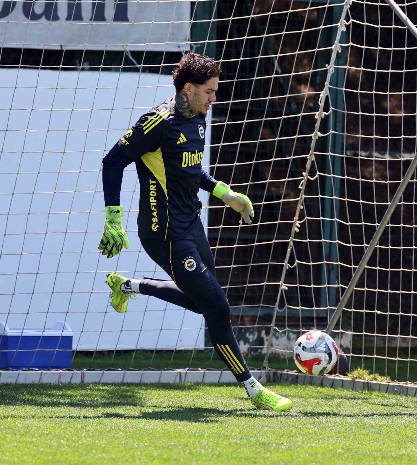 Fenerbah&ccedil;e, Galatasaray derbisinin hazırlıklarını s&uuml;rd&uuml;rd&uuml;
