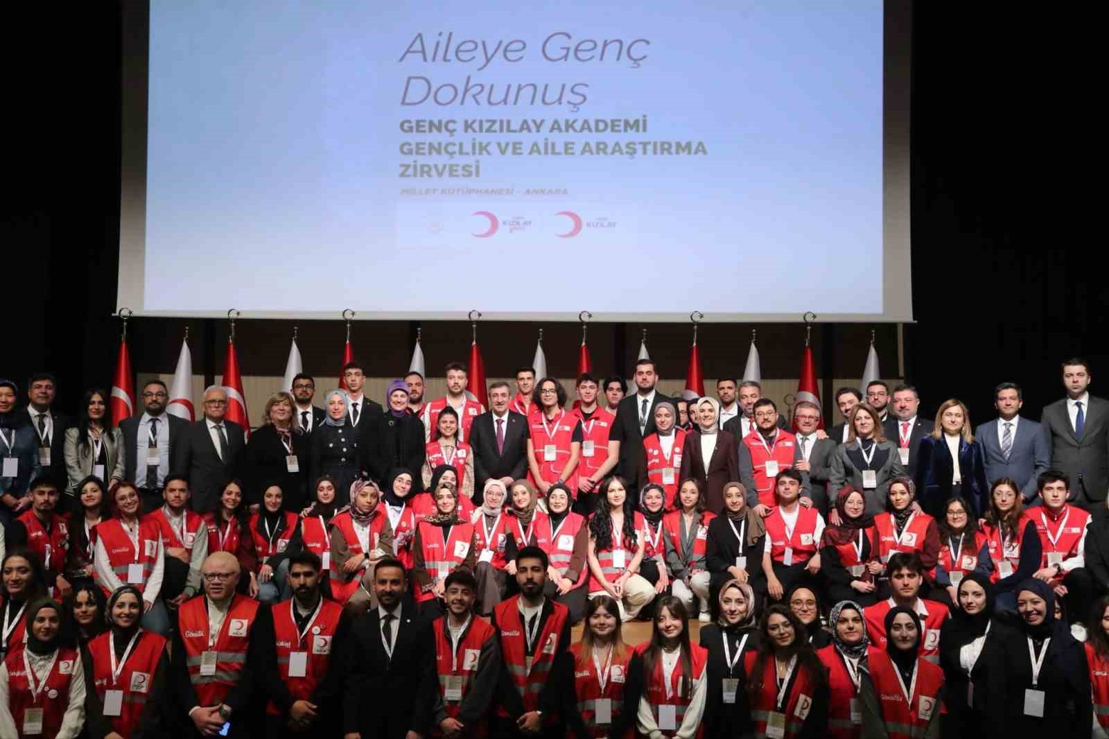 Bakan G&ouml;ktaş: "Gen&ccedil;lerimizin geleceklerini sağlam adımlarla inşa etmelerini destekleyen bir anlayışla &ccedil;alışıyoruz"
