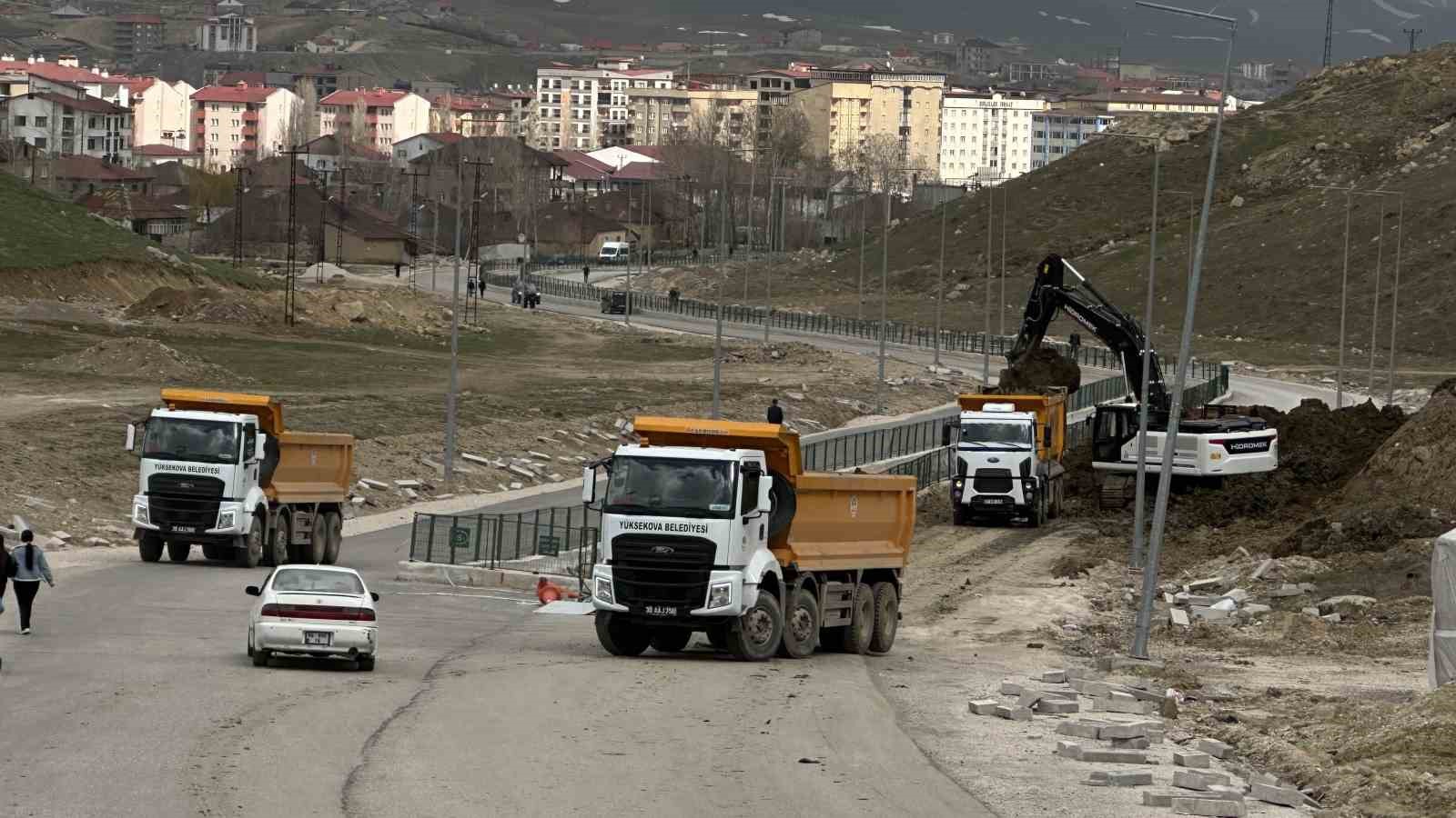 Y&uuml;ksekova&rsquo;da heyelan nedeniyle tek şeridi 19 g&uuml;nd&uuml;r kapalı olan yol temizleniyor

