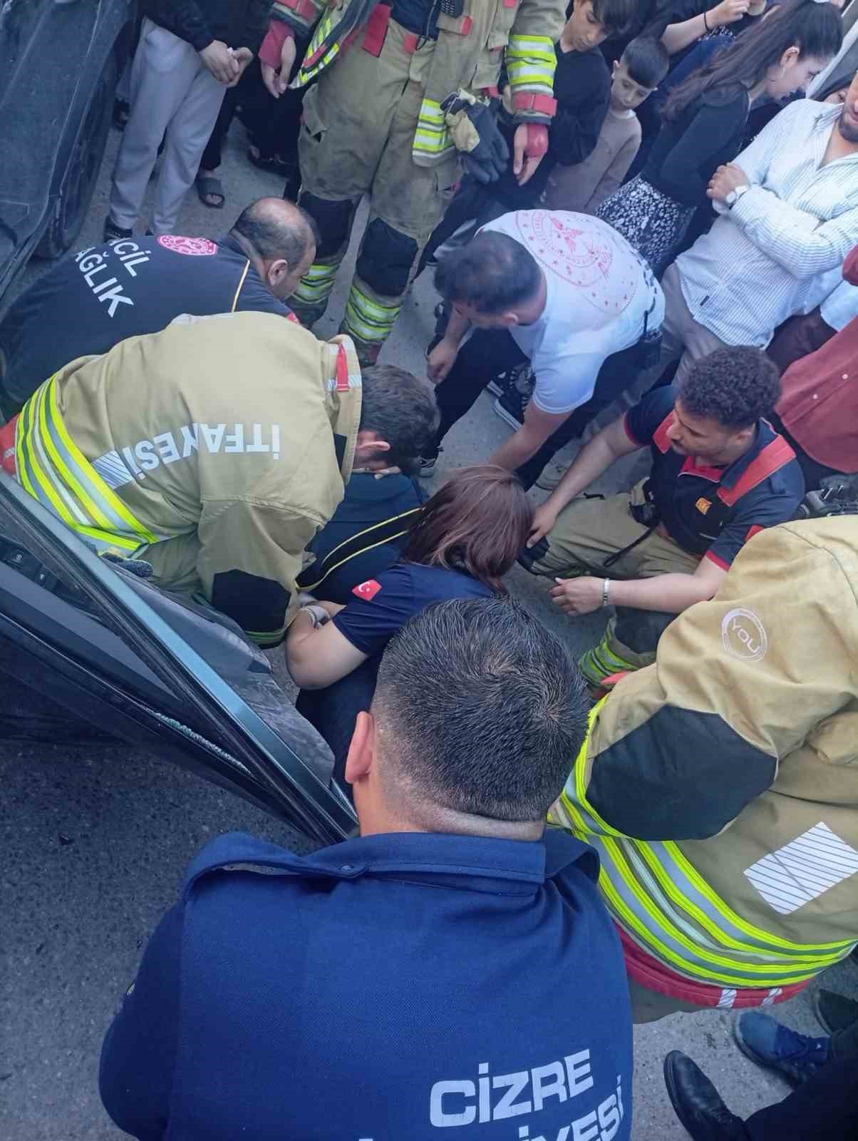 Cizre&rsquo;deki kazada ara&ccedil;ta sıkışan s&uuml;r&uuml;c&uuml;y&uuml; itfaiye kurtardı

