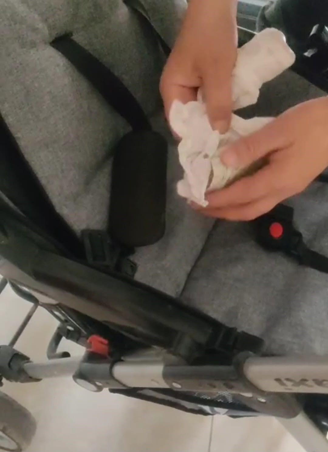 Elazığ&rsquo;da dilencinin &lsquo;bebek arabası&rsquo; hilesi zabıtaya takıldı
