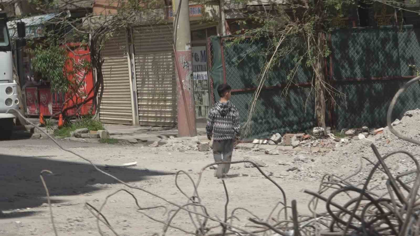 Diyarbakır&rsquo;da ağır hasarlı bina yıkılırken yandaki sağlam bina da hasar aldı
