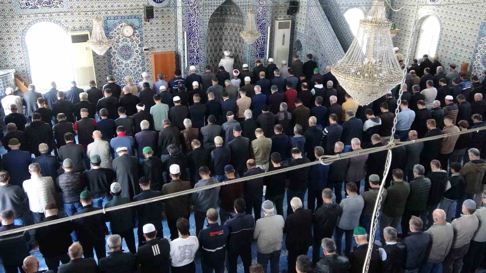 K&uuml;&ccedil;&uuml;k yaşta b&uuml;y&uuml;k an: 9 yaşında 3 bin kişiye ilk hutbesini okudu
