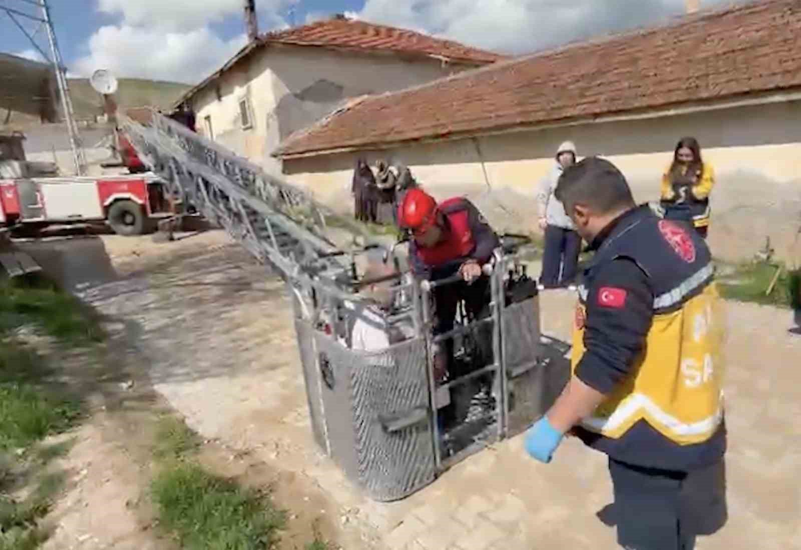 Baca temizlerken bayıldı, &ccedil;atıdan itfaiye indirdi

