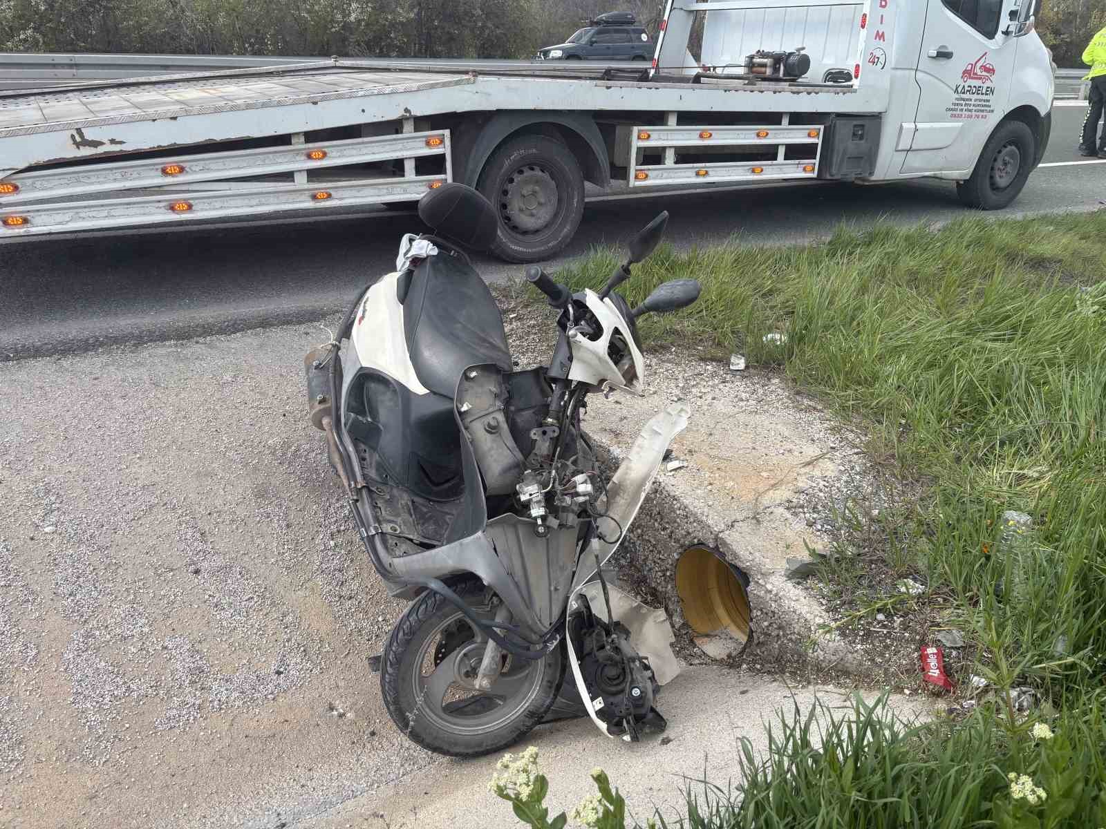 Yoldan çıkan motosikletten düşen 1’i çocuk 3 kişi yaralandı