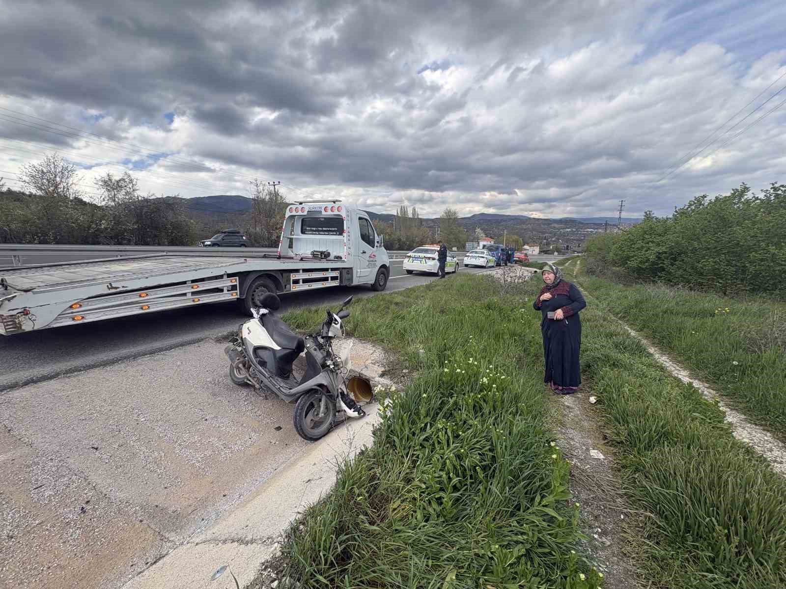 Yoldan &ccedil;ıkan motosikletten d&uuml;şen 1&rsquo;i &ccedil;ocuk 3 kişi yaralandı
