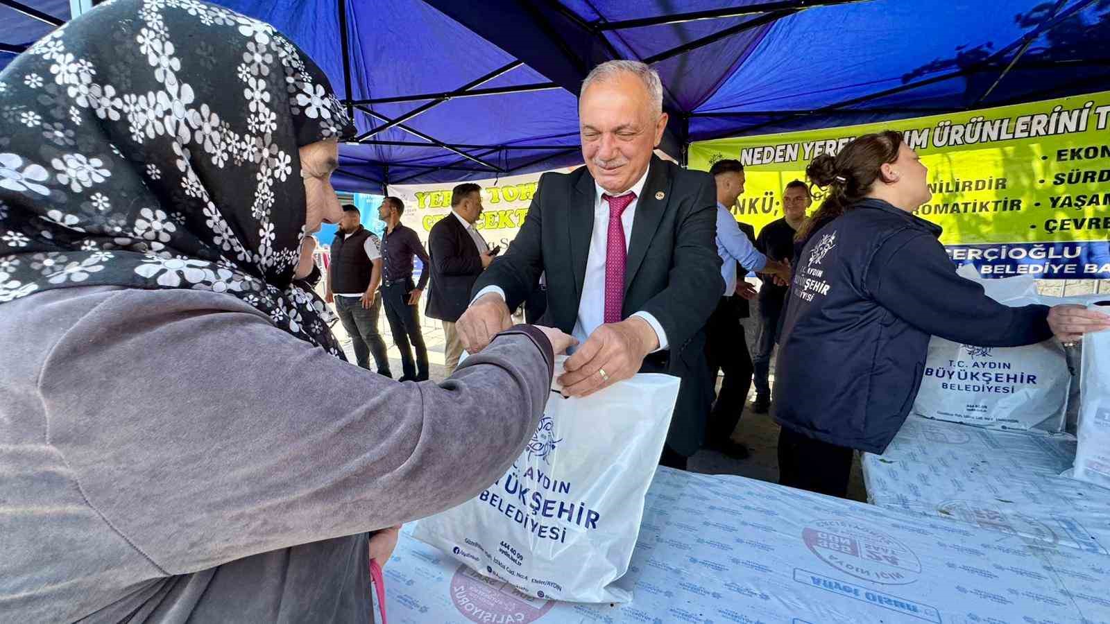 Sultanhisar ve Buharkent&rsquo;te binlerce fide vatandaşlarla buluştu
