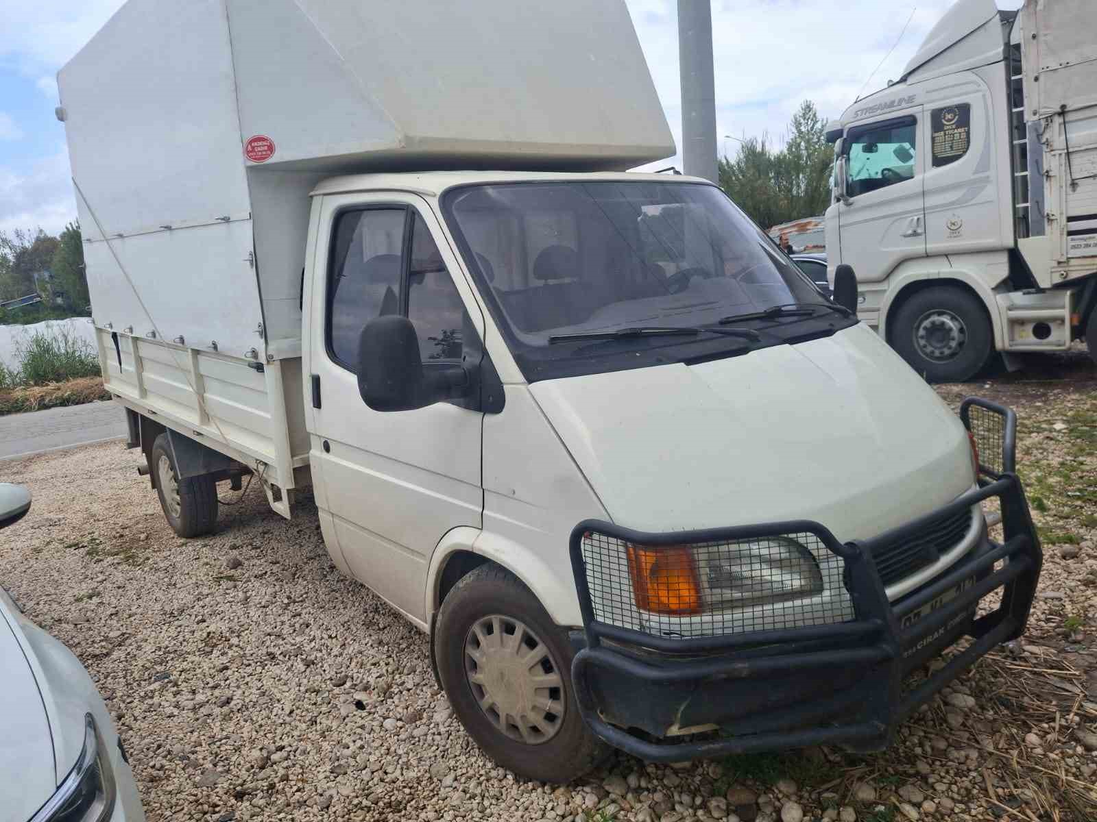 Antalya&rsquo;da &uuml;zerinde anahtarı unutulan biber y&uuml;kl&uuml; kamyonet terk edilmiş halde bulundu
