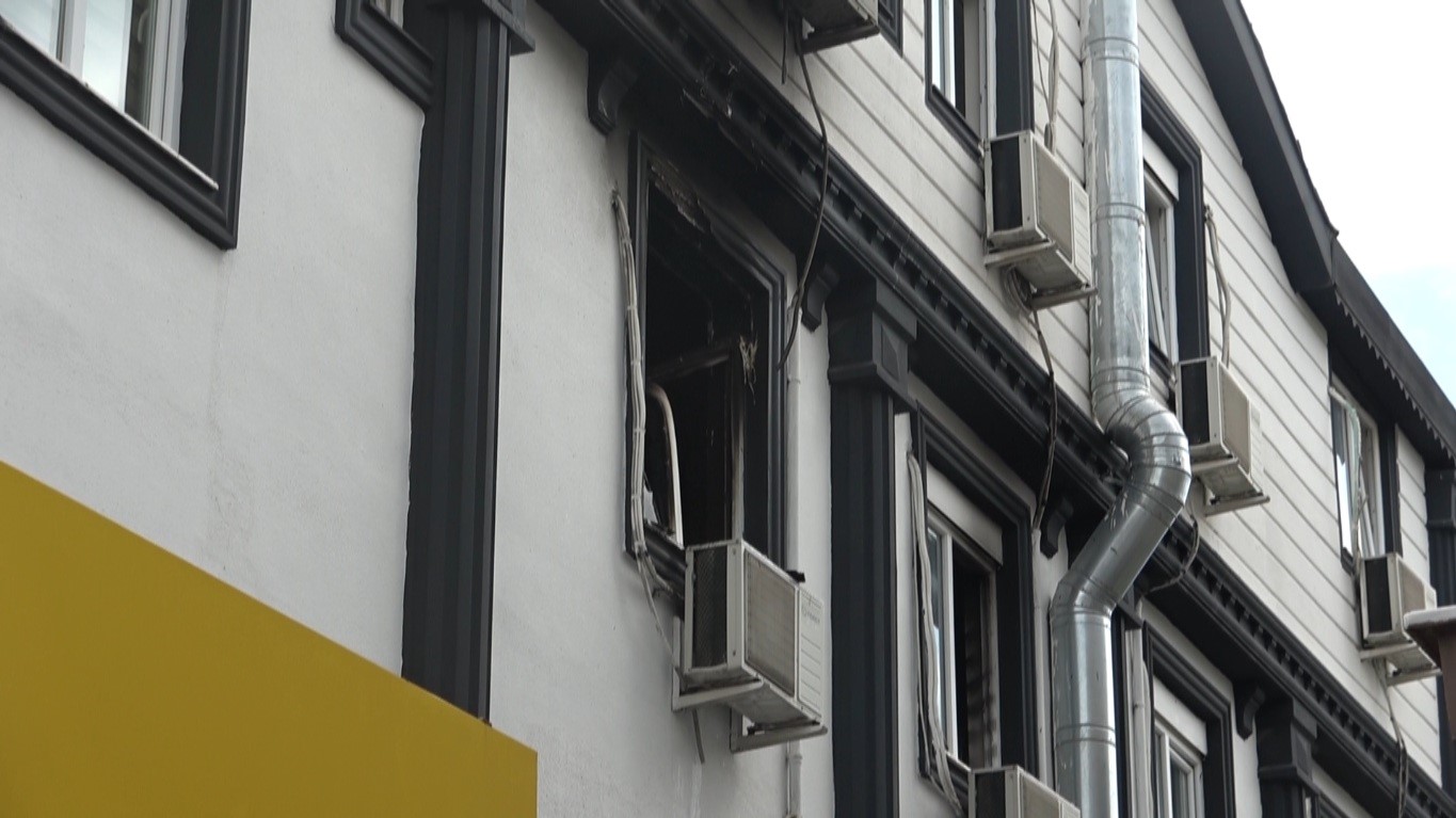 Antalya&rsquo;da apartman dairesindeki yangın korkuttu: 5 kişi tedbir ama&ccedil;lı hastaneye g&ouml;t&uuml;r&uuml;ld&uuml;
