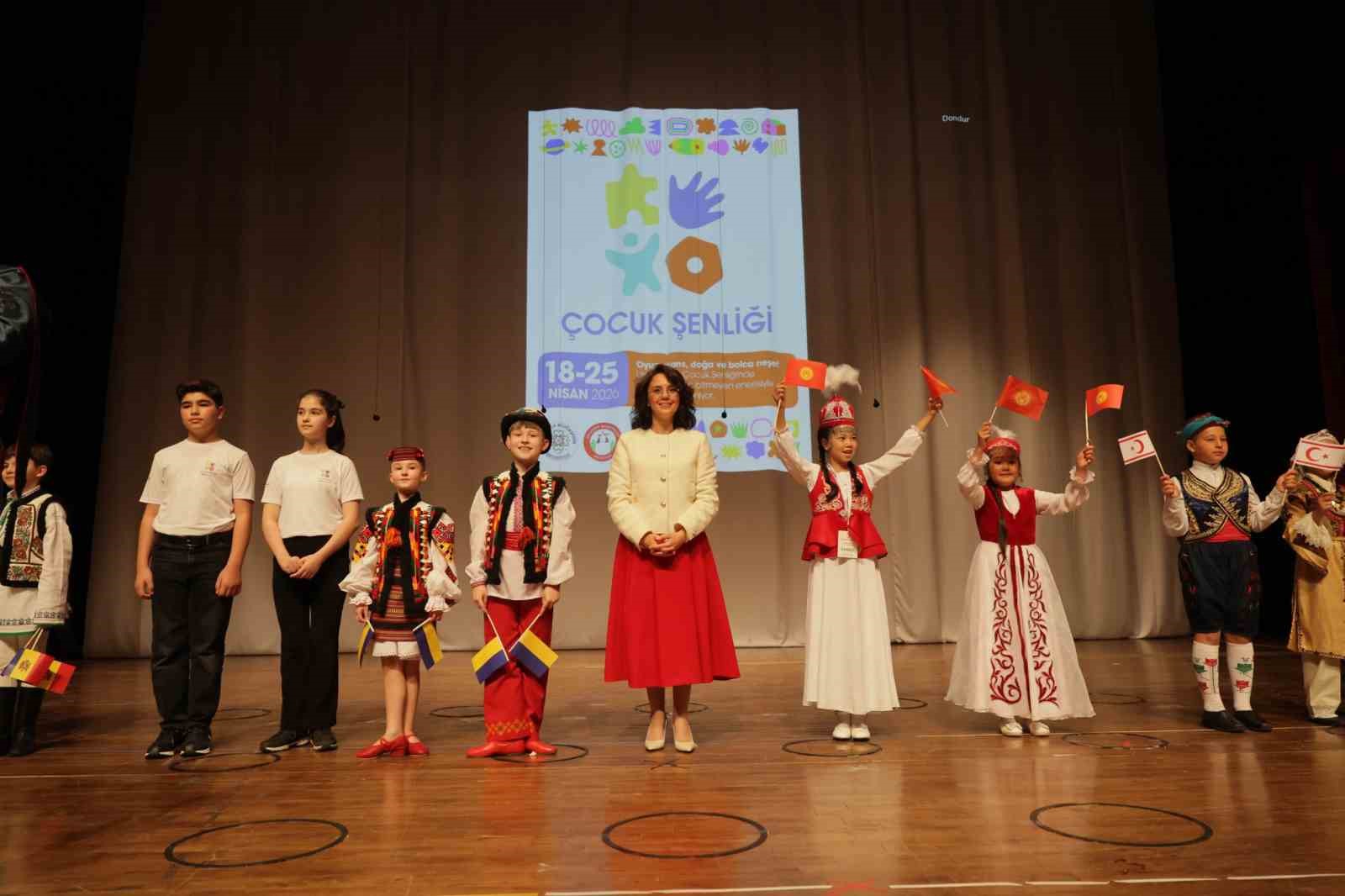 D&uuml;nyanın d&ouml;rt bir yanından gelen &ccedil;ocuklar Menteşe sahnesinde dans etti
