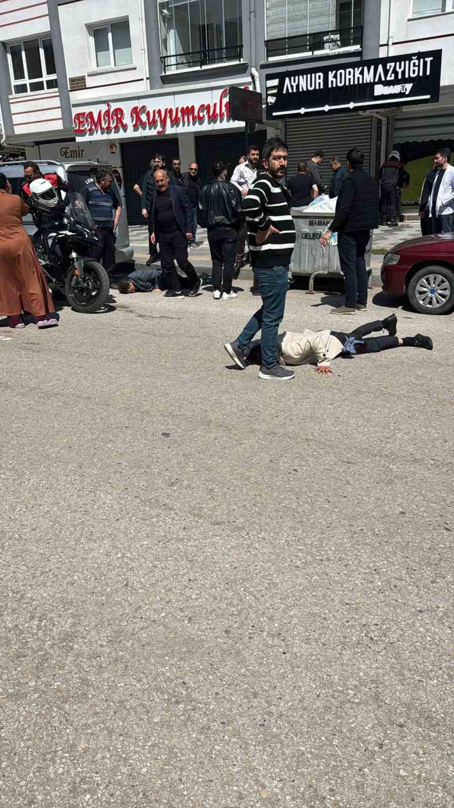 Kayınpeder ile damat arasındaki silahlı kavga kanlı bitti: 1&rsquo;i ağır 2 yaralı
