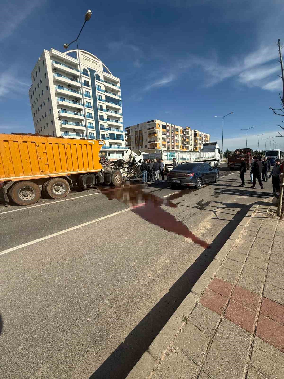 Mardin’de kamyon ile tır çarpıştı: 1 yaralı